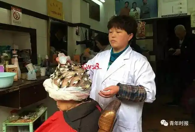 宋大姐在帮顾客烫发