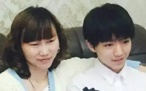 王俊凯和妈妈.哪怕只是一句简单的祝福也好,心意才是最重要的.