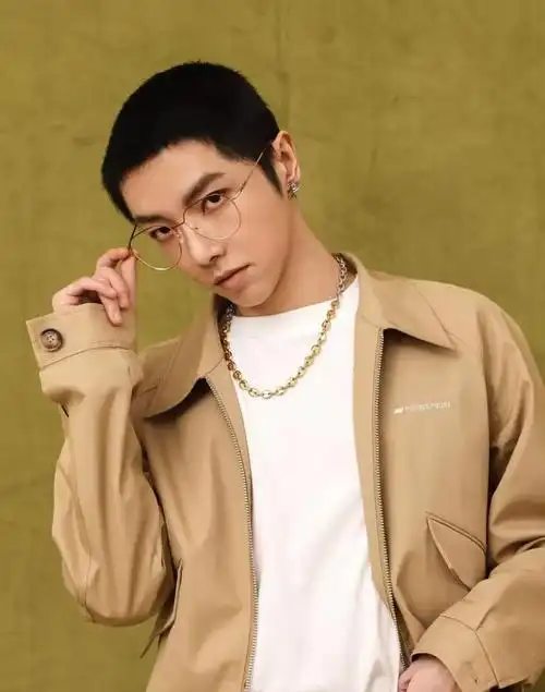 华晨宇不再遮遮掩掩呢华晨宇公开寸头自拍照的底气显而易见