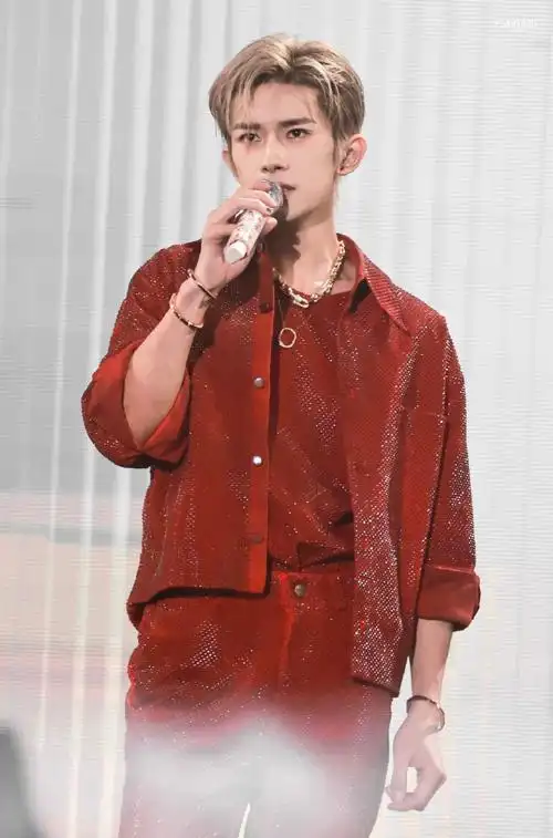 烊千玺超话回顾这场妆造,依然觉得封神,现场的红色也好相称(不p图不