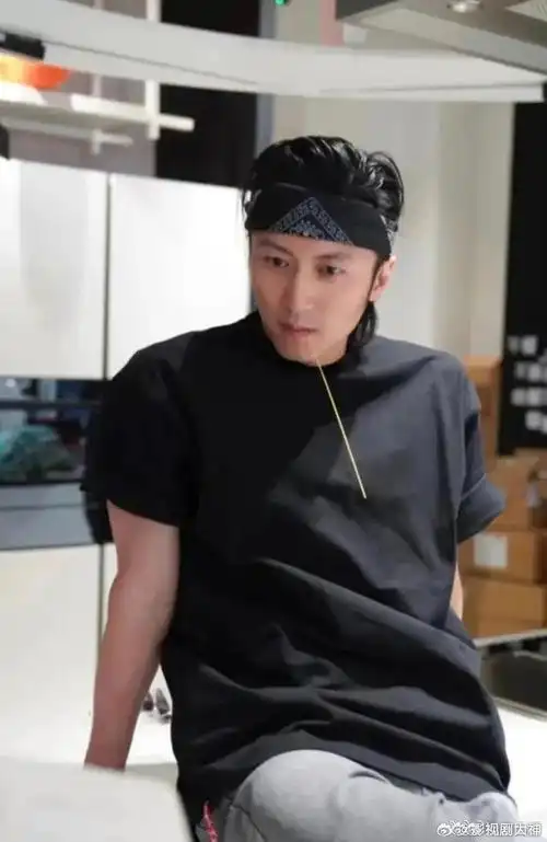 43岁谢霆锋轻松驾驭道明寺发型,嘴里叼着根儿意面的他又痞又帅