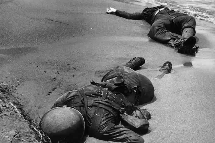 一张赢得二战的照片:三具美国士兵的尸体躺在沙滩上_手机搜狐网