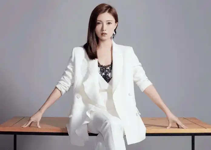 很多年过40的中年女演员也只能接到一些妈妈类型的角色,但傅晶却在43