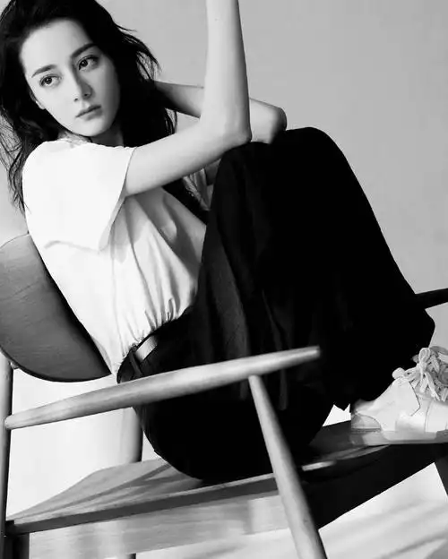 迪丽热巴曝全新写真大片午后慵懒氛围感十足