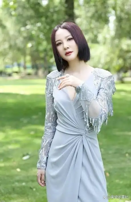 无论是在海边穿着泳装还是在舞台上穿着晚礼服,陶虹都能展示出最佳