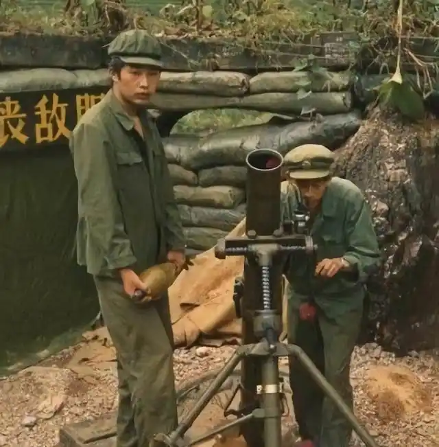 对越自卫反击战珍贵照片:将士们喝酒誓师,图6战士正在英勇战斗