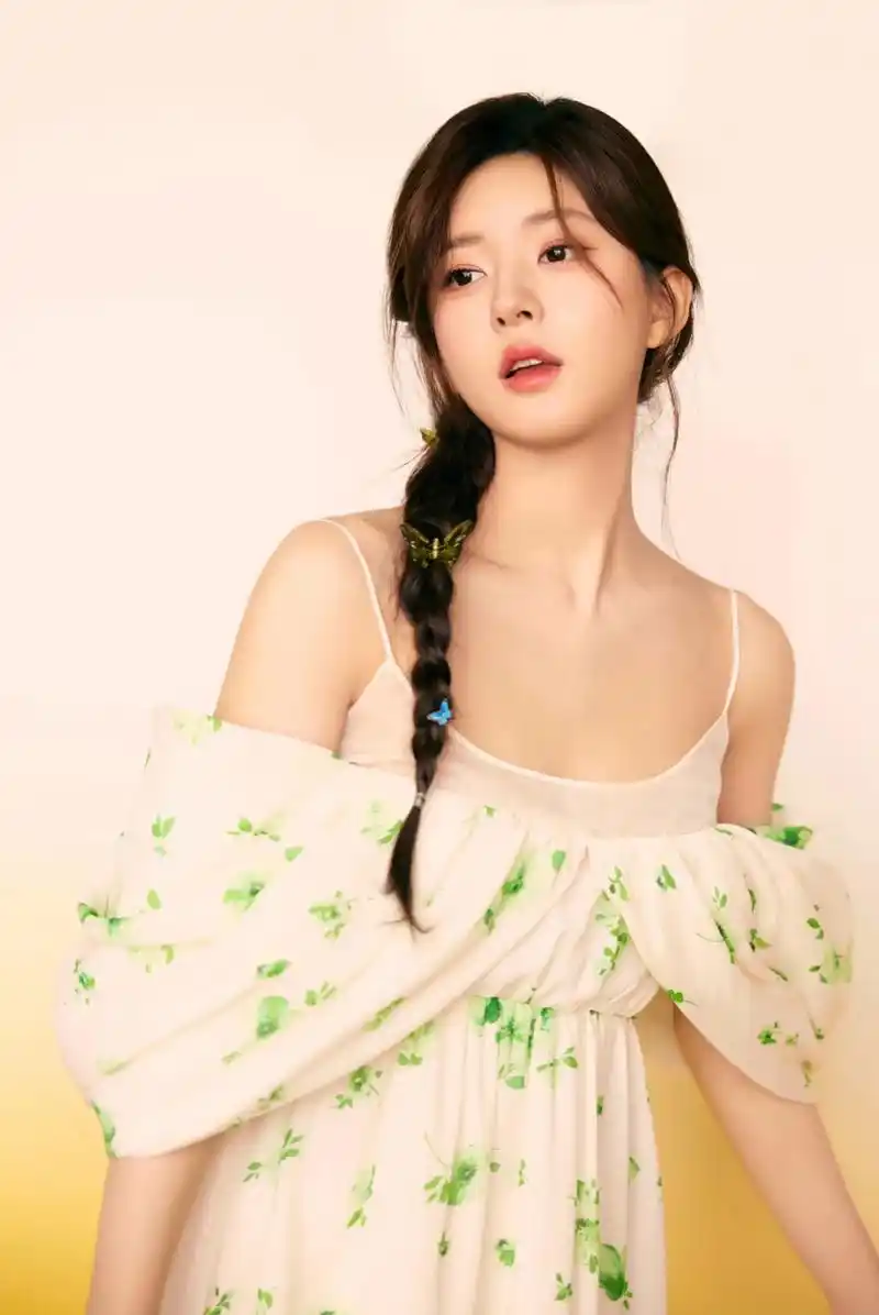 小花赵露思,清新靓丽,笑容甜美,仿如画中人.