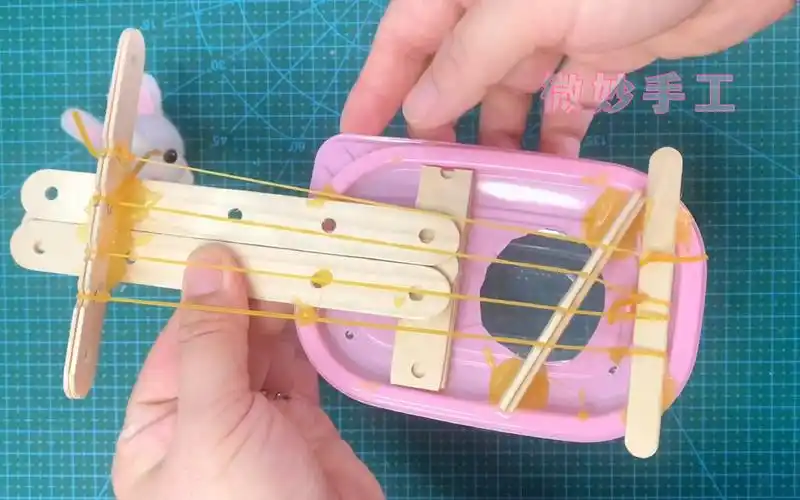 把孩子的手工作业分享给大家,自制小乐器吉他～