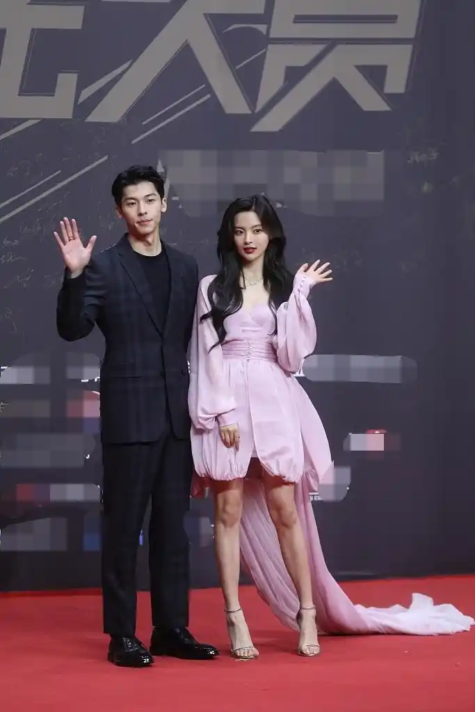 星光大赏红毯生图:热巴头戴皇冠美如公主,唐嫣腰上"黑手"抢镜