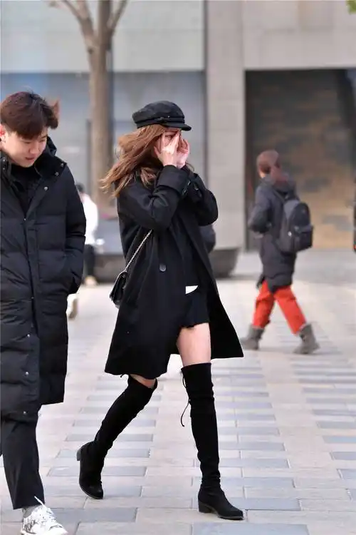 黑色过膝长靴,3厘米的粗跟设计穿着不累,搭配黑色大衣_效果_风格_美女