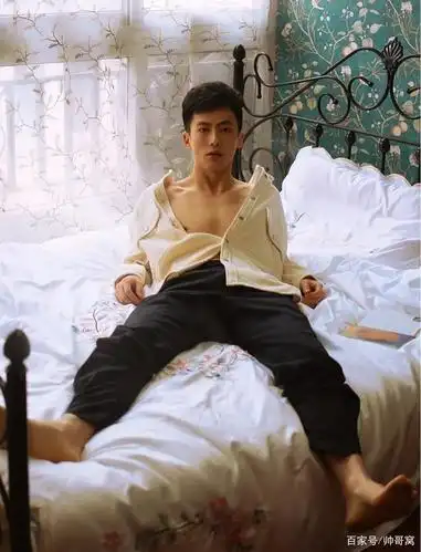 型男范十足的00后的男模,在光线昏暗下也能拍出不错的大片来!