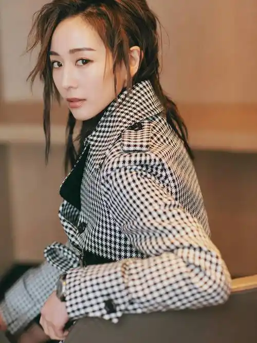 张钧甯身穿花瓣形u领裙高级冷艳,而拼接风衣配蕾丝俏皮性感!