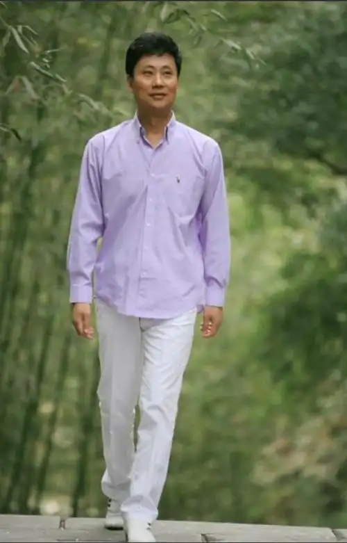 回顾歌手耿为华宠妻15年被抛弃离婚当天与女儿抱头痛哭仍单身