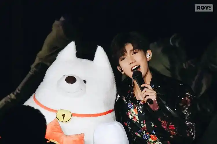 王源联手line friends打造全新卡通形象roy6,还帮它唱了主题