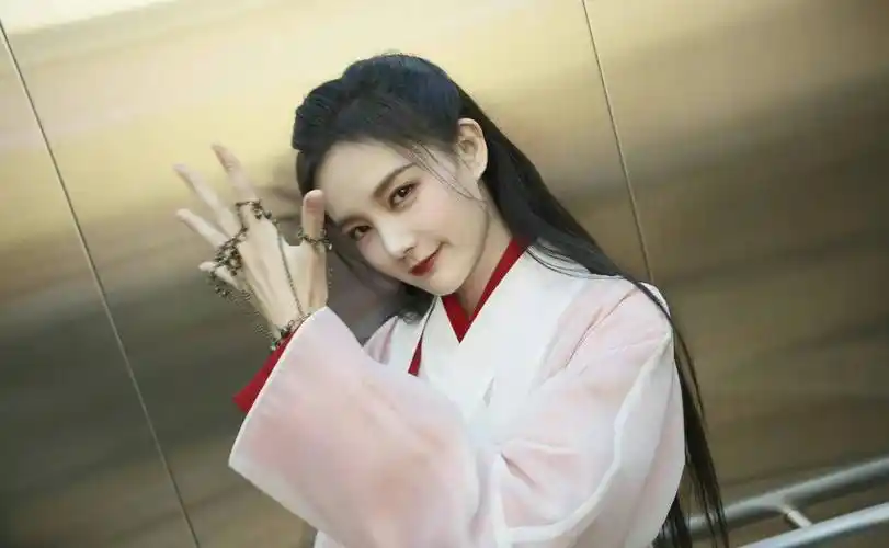 李一桐扮演大话西游紫霞仙子,白衣红衫调皮眨眼,好漂亮好有灵气_经典