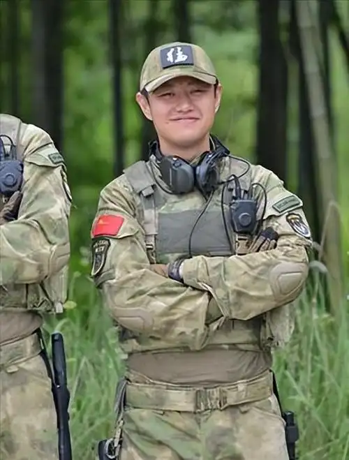 回顾39岁赵荀从李二牛改成花美男他的骨盆用3颗钉子挂在腰上