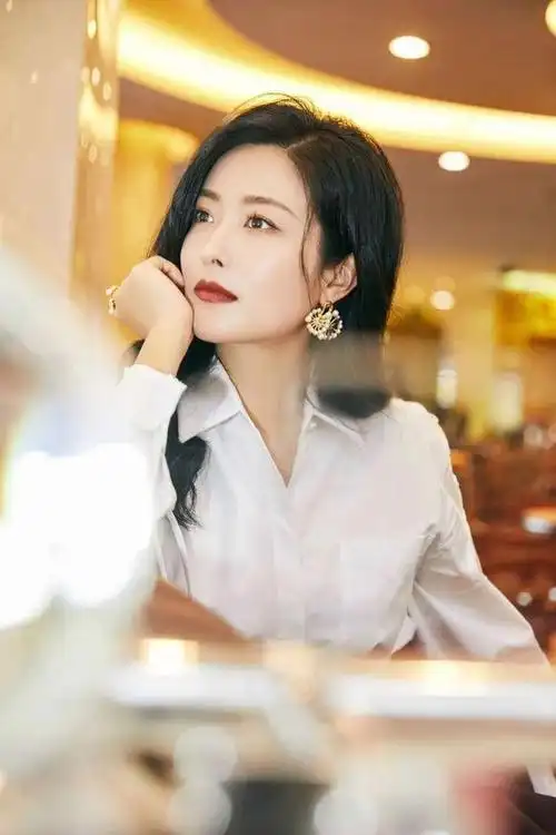 回顾她是演员也是歌手,被富养长大,因为父亲的一句话至今未婚