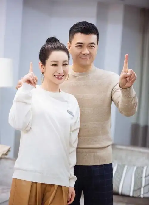 秦海璐被甜宠老公叫赖宝宝,穿曲线白裙"奶肌"太晃眼