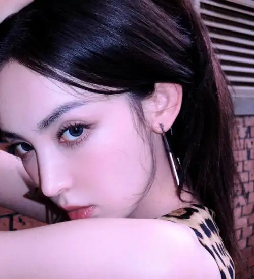 "异域美女"古力娜扎:黑丝豹纹露背裙下的野性魅力_才华_写真_照片