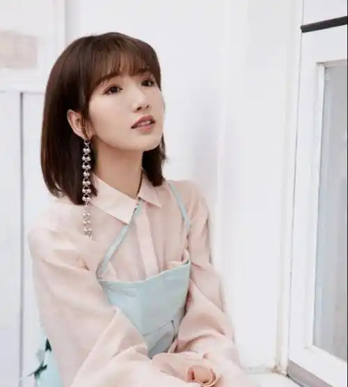 原创毛晓彤西装搭五分裤筷子腿真吸睛这长度不是谁都能hold住