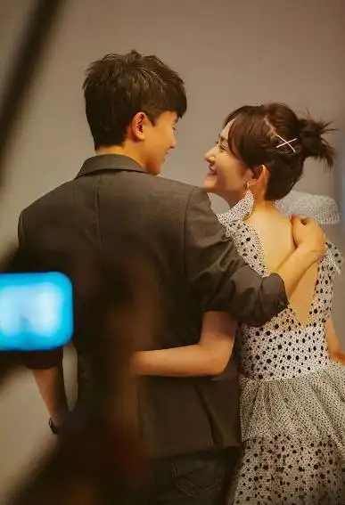 原创谢娜罕见孕期写真曝光挺巨肚穿粉裙超美女儿刚出生竟有10斤重