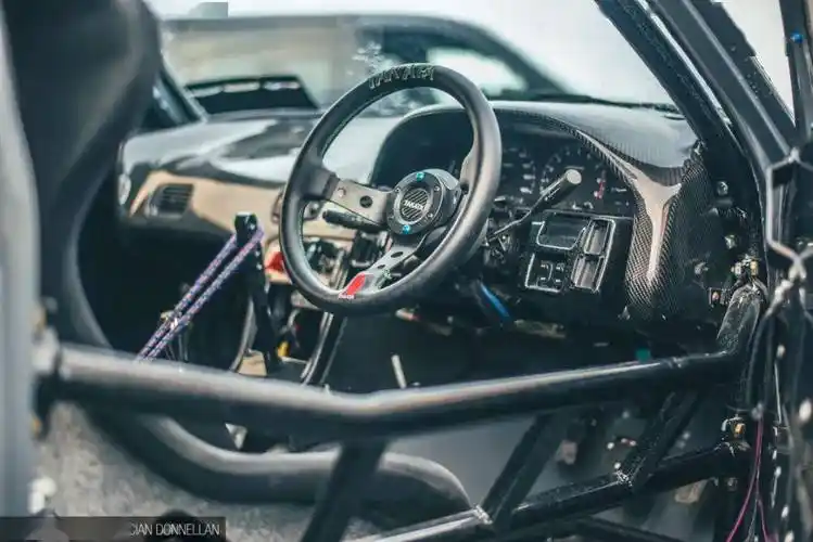 风格的门栏,也是这辆车制造精良的标志,其他内饰改装包括bride座椅