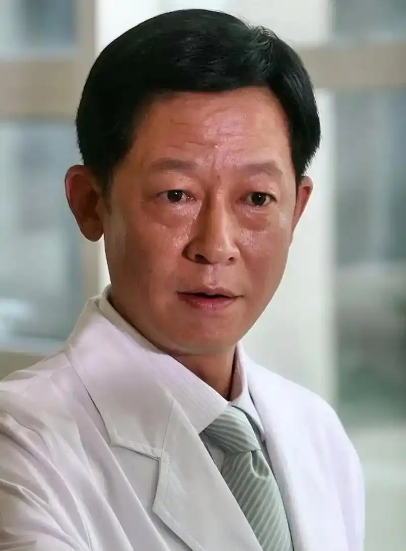 王志文说:"到了一定年龄,没有稳定的收入,没有存款,亲人遇到事情你拿