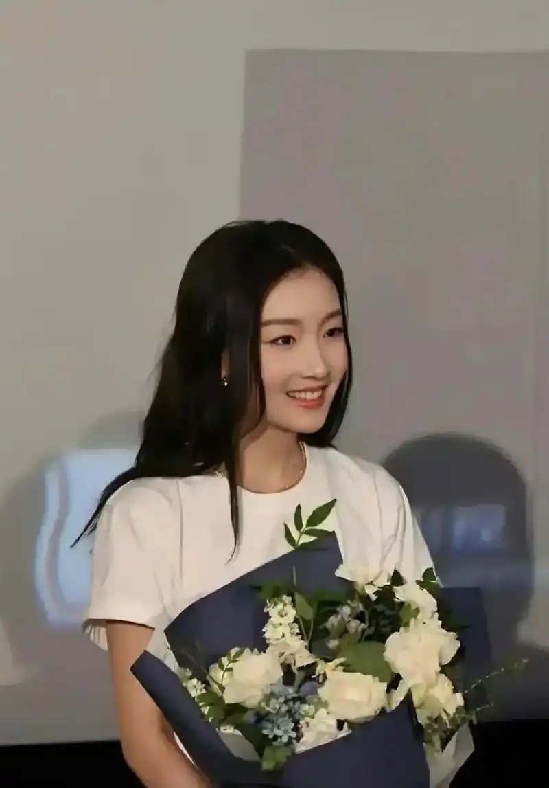 妈呀现在周冬雨怎么这么美!出道13年,从青涩小女孩到现在这么 - 抖音