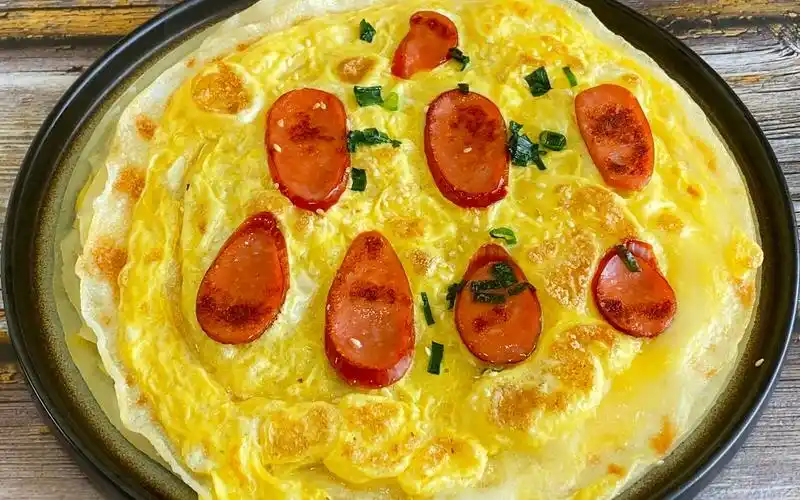 鸡蛋饼最好吃做法,出锅前加几片香肠,鲜香美味,比披萨还好吃