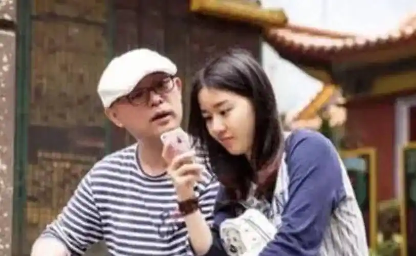 孟非和妻子是中学同学,两个人在1993年就结婚了,当时孟非年仅22岁,刚