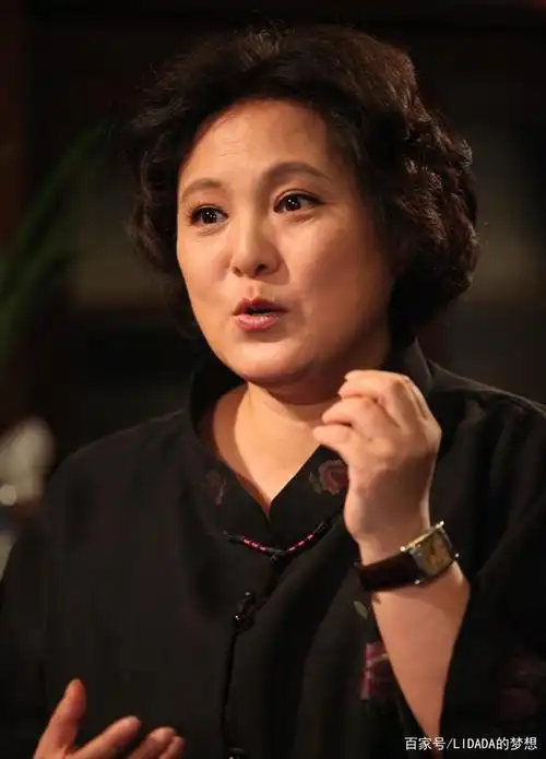 张芝华:与郭凯敏离婚后,带儿子嫁大15岁知名画家,生活幸福美满