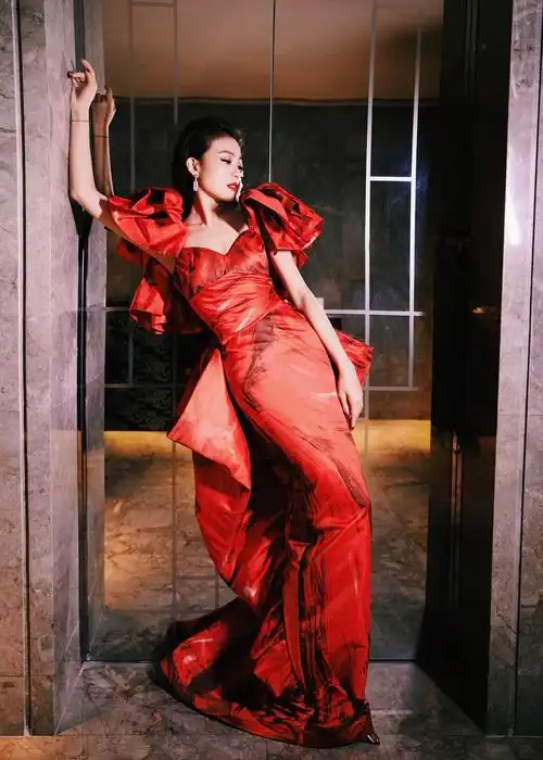 容祖儿现身2021elle风尚大典 双造型切换展现东方自信之美