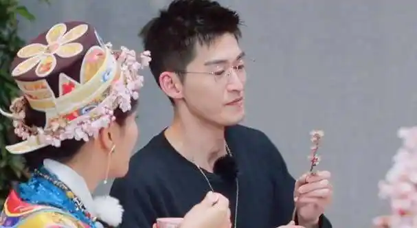 张翰想要三年内结婚,眼神充满渴望,单身太久这次是真的急了_显得_花