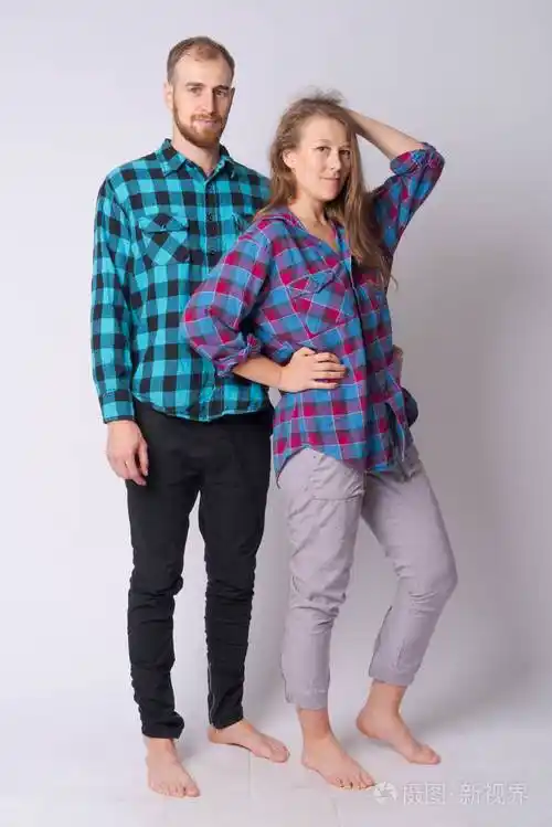 年轻时尚情侣合影的全身照