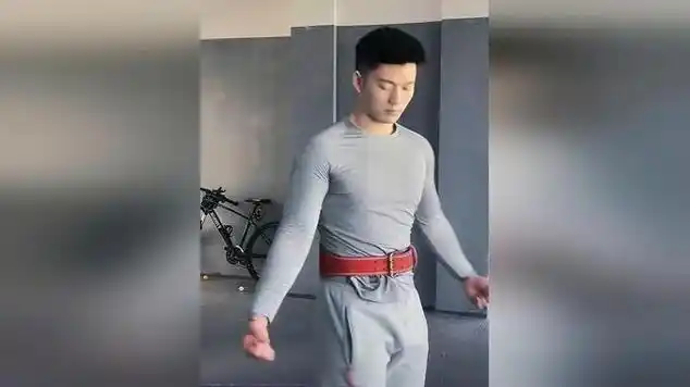 腹肌体育男友灰裤子型男