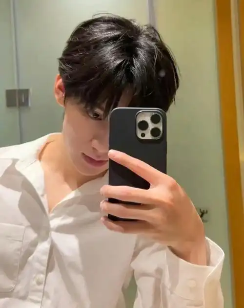 张真源晒今日对镜自拍live图