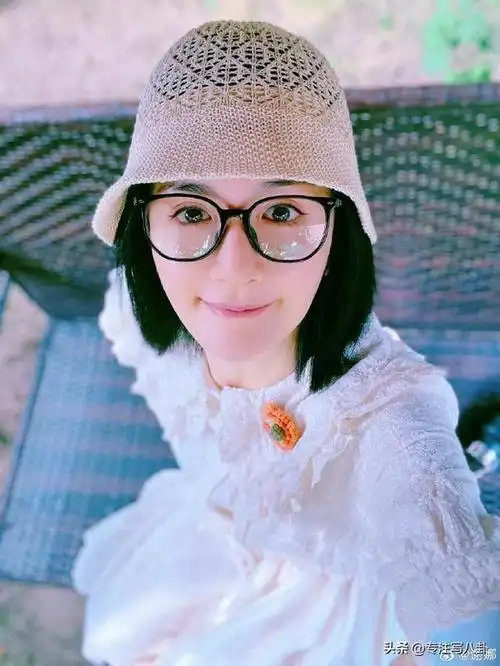 照片中能够看到,谢娜泪光闪闪,而张杰也在台下悄悄地比着心,以默默的