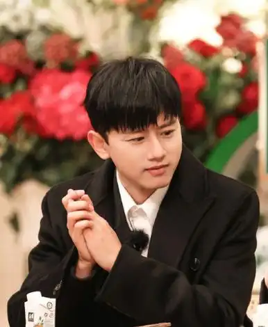 张杰西装剧照##张杰黑色大衣