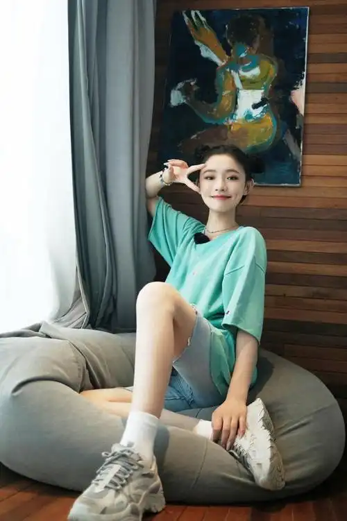 原创林允户外录天天向上穿长t短裤出镜清纯动人腿真细