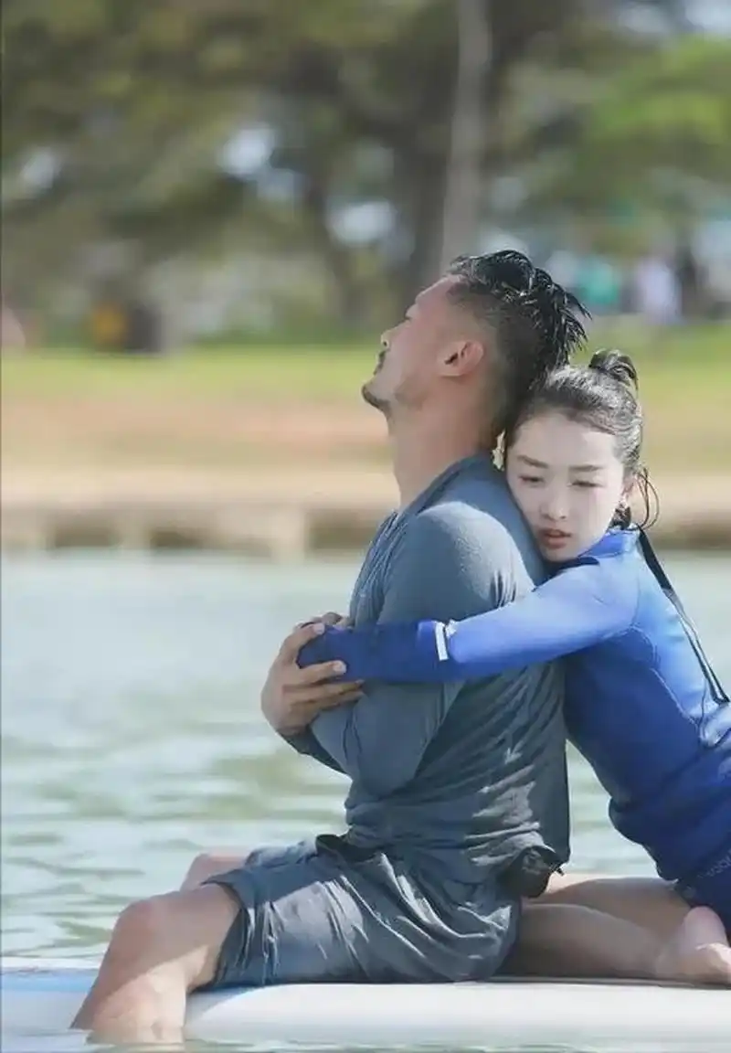 2016年,周冬雨参加真人秀节目时,和余文乐谈起了恋爱,结束时,周冬雨撒