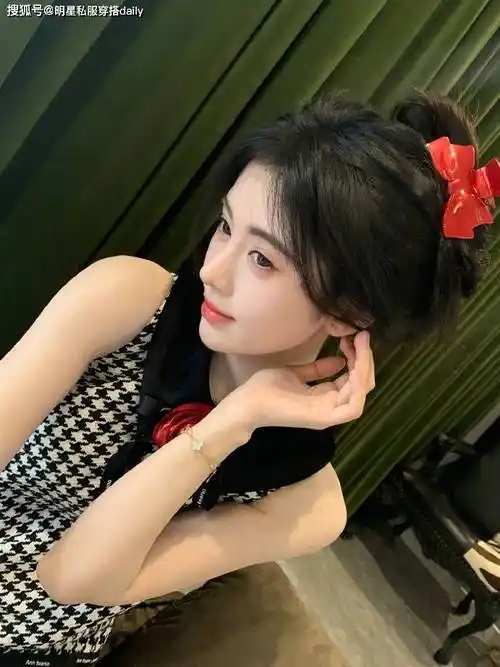 鞠婧祎带火了一种新穿法:火龙果鸭舌帽 皮衣 玻璃唇,时髦又可爱_自带