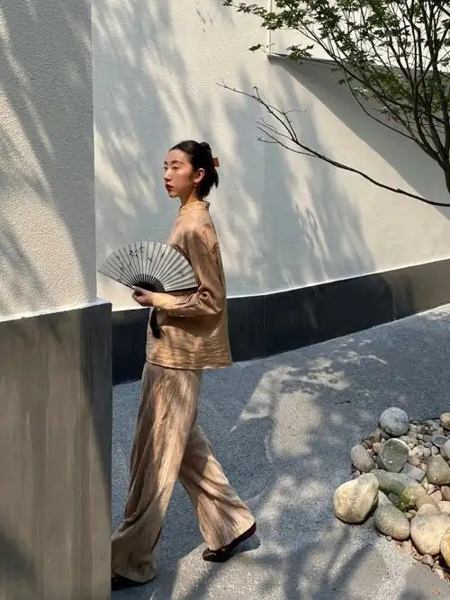 光影下的新中式穿搭