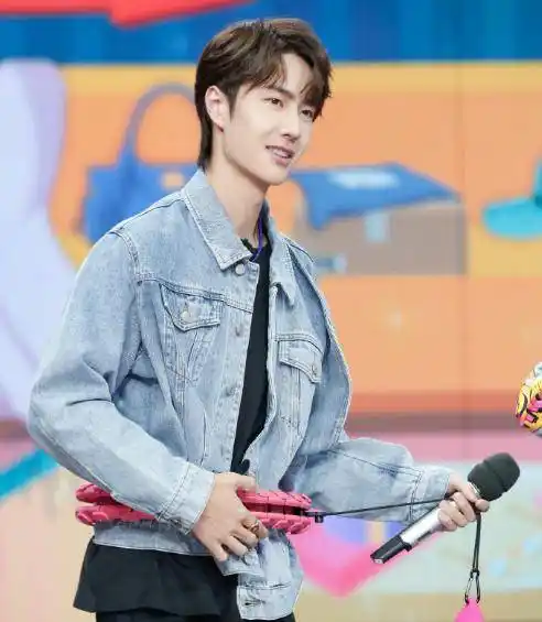 《天天向上》王一博被迫营业,缠上粉红呼啦圈一脸抗拒,细腰抢镜_节目