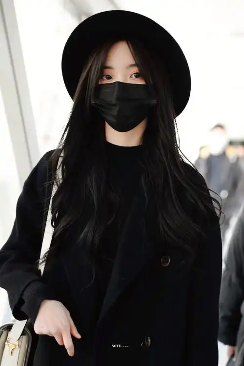 郑乃馨今日机场饭拍 表面上是all black 的酷girl