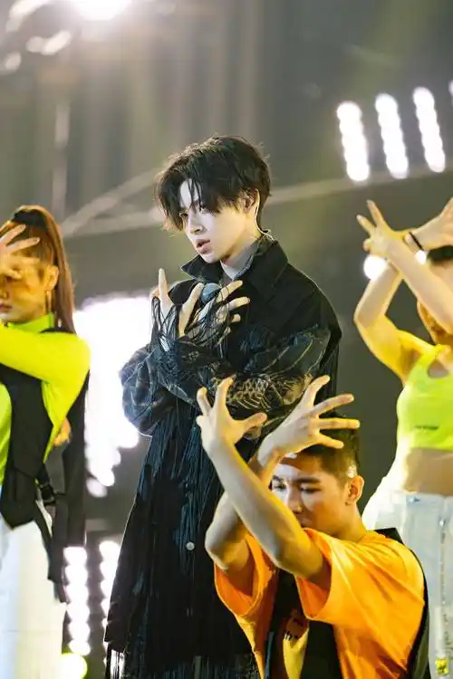 小鬼《跨界歌王》造型照更新 今晚《tiger》舞台强势来袭!