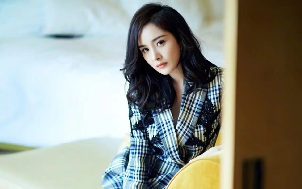 杨幂格子西装冷艳性感写真高清壁纸