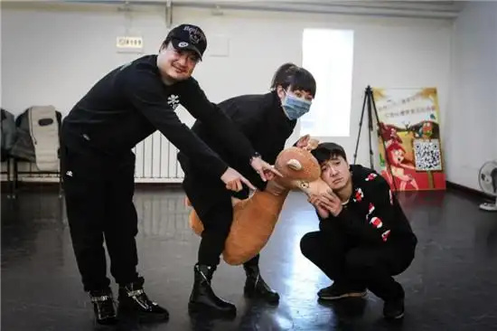 央视春晚,演员团队分别是:沈腾,马丽,杜晓宇和常远,王宁,艾伦,冷旭阳