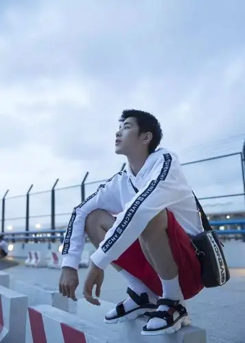 梁靖康凉鞋套袜子出行卫衣搭红短裤有活力少年感不硬凹也很足