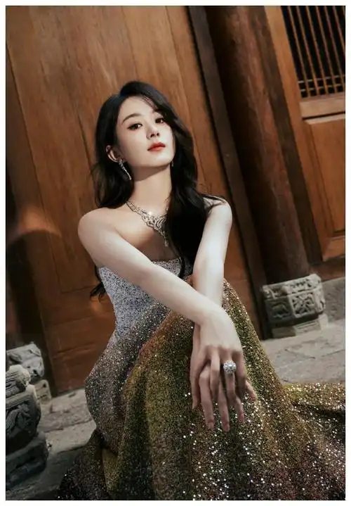赵丽颖抹胸裙美照曝光婀娜身姿惹人注目最新活动闪耀登场