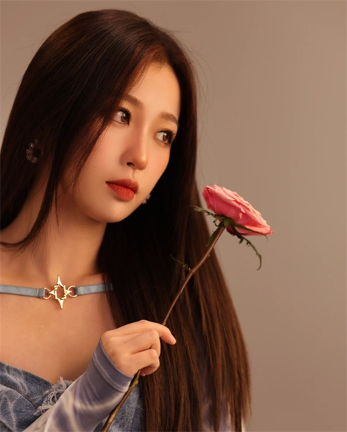 虞书欣清冷暗黑感大片 甜妹化身暗黑小萝莉_明星发型 - 美发站